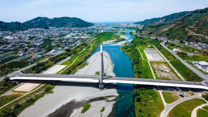 おきな川がとおっちゃあるんやで（町の真ん中には大きな川が流れています。）