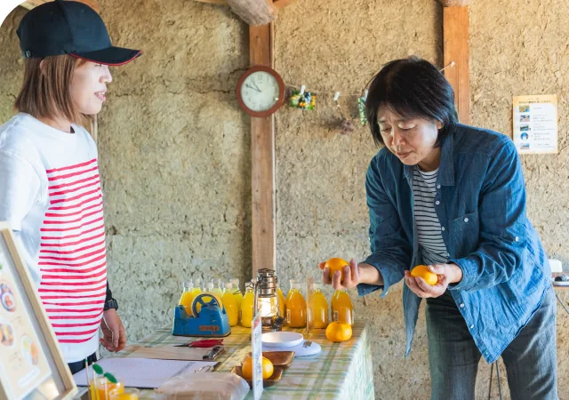 みかんの重さを量るチャレンジの様子