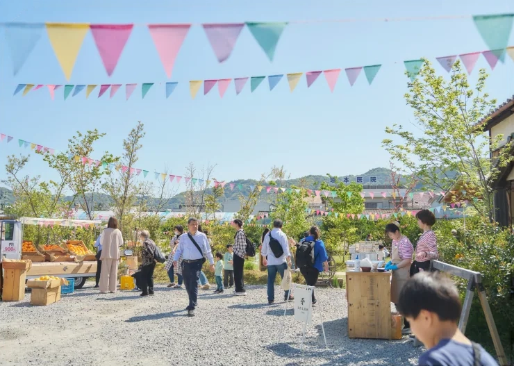 ガーランドが飾られたマルシェ会場